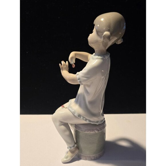 Lladro Porcelain Girl Manicuring Nails 1082 Mint Condition, no box - Picture 2 of 7